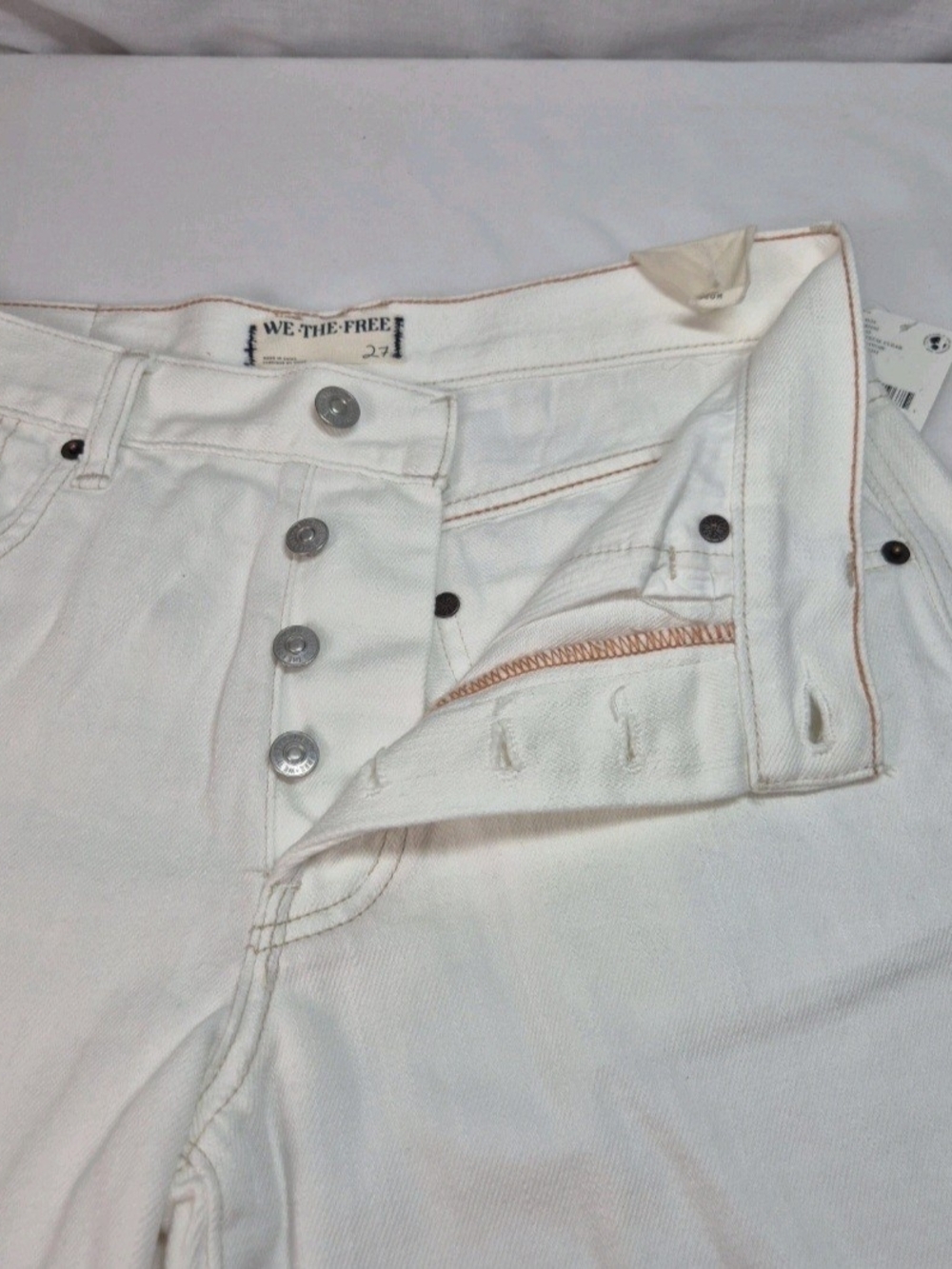 Free People Women's Shorts Size 27 Ivory Denim Raw Hem Fly Botón. 36 - Picture 4 of 13